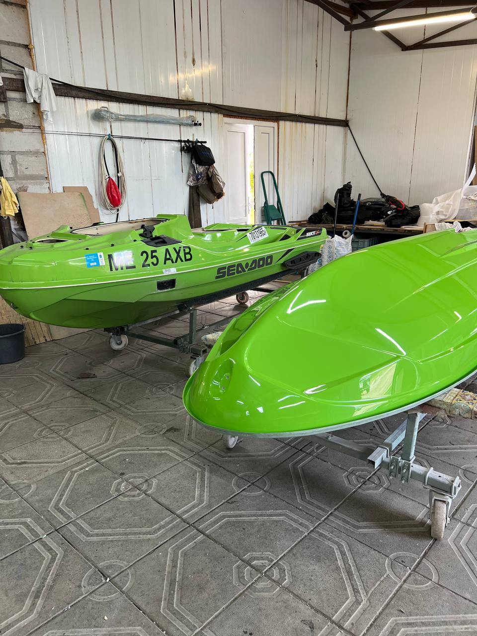 Два корпуса Sea-Doo RXT в цеху